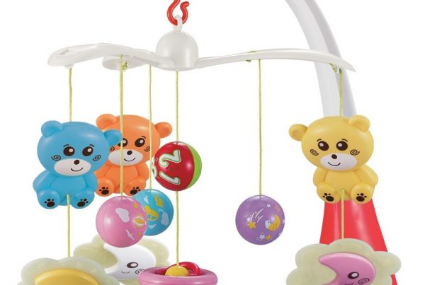 Kolotoč nad postýlku se světelným projektorem