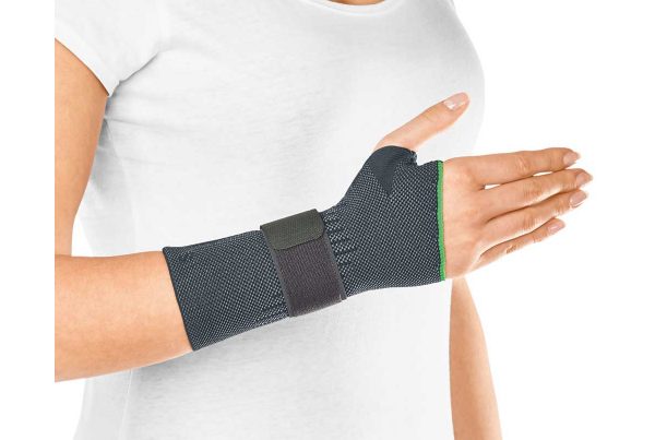 šedá bandáž zápěstí pravá